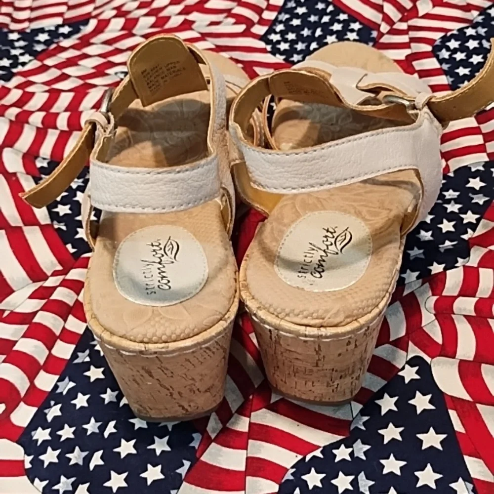 Easy Street Strictly Comfort EUC Tan Sandals Strappy Design Buckle Closure. 8M. - Picture 2 of 7